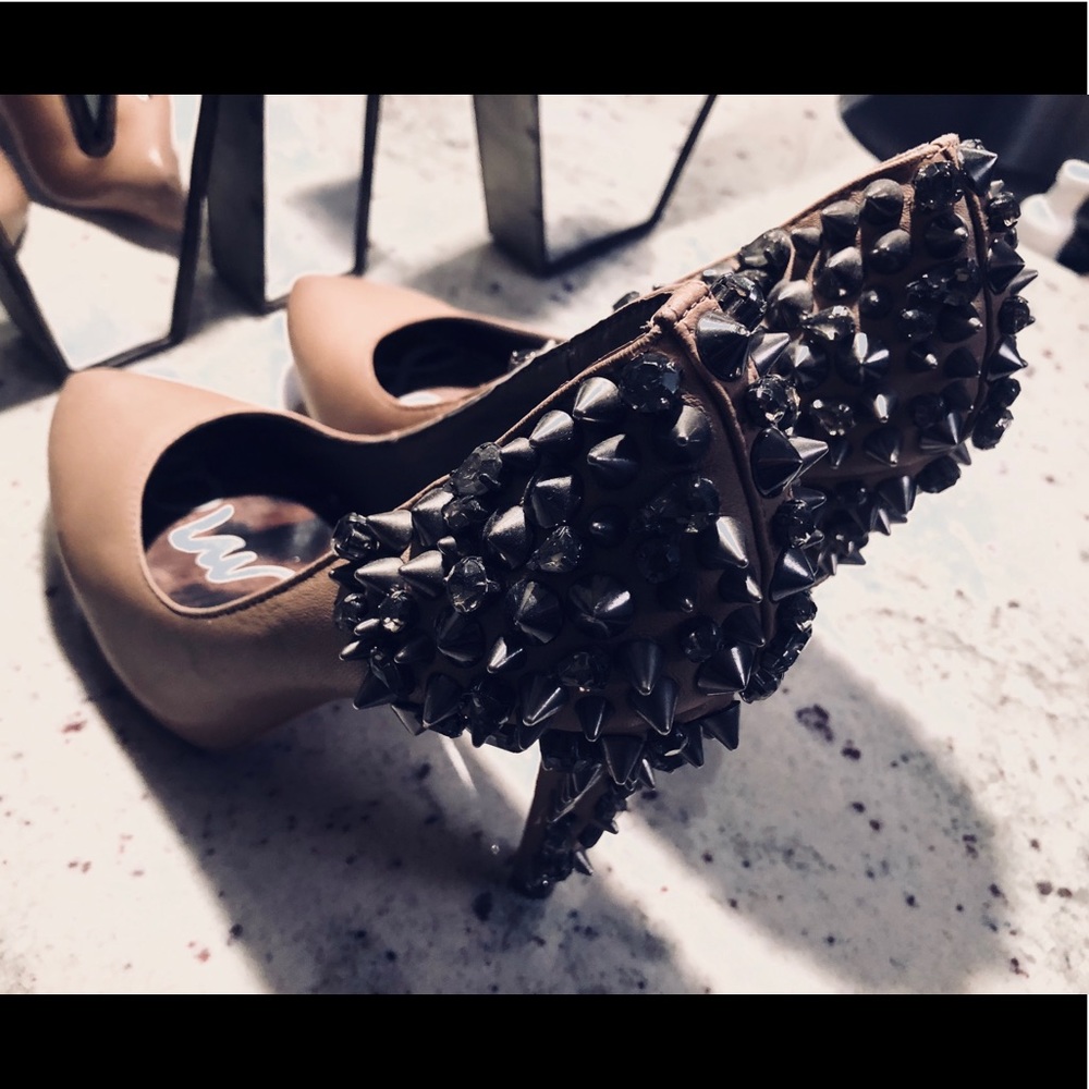 Sam Edelman Nude pump with studded back - Picture 1 of 6